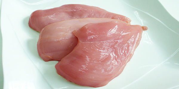 pechugas de pollo sobre un plato