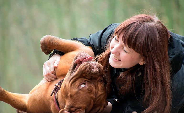 mujer-acariciando-perro