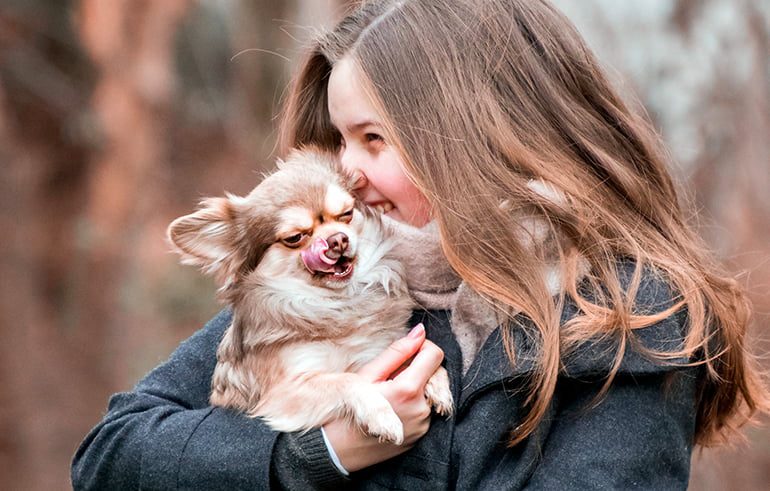 mujer con su perro en brazos